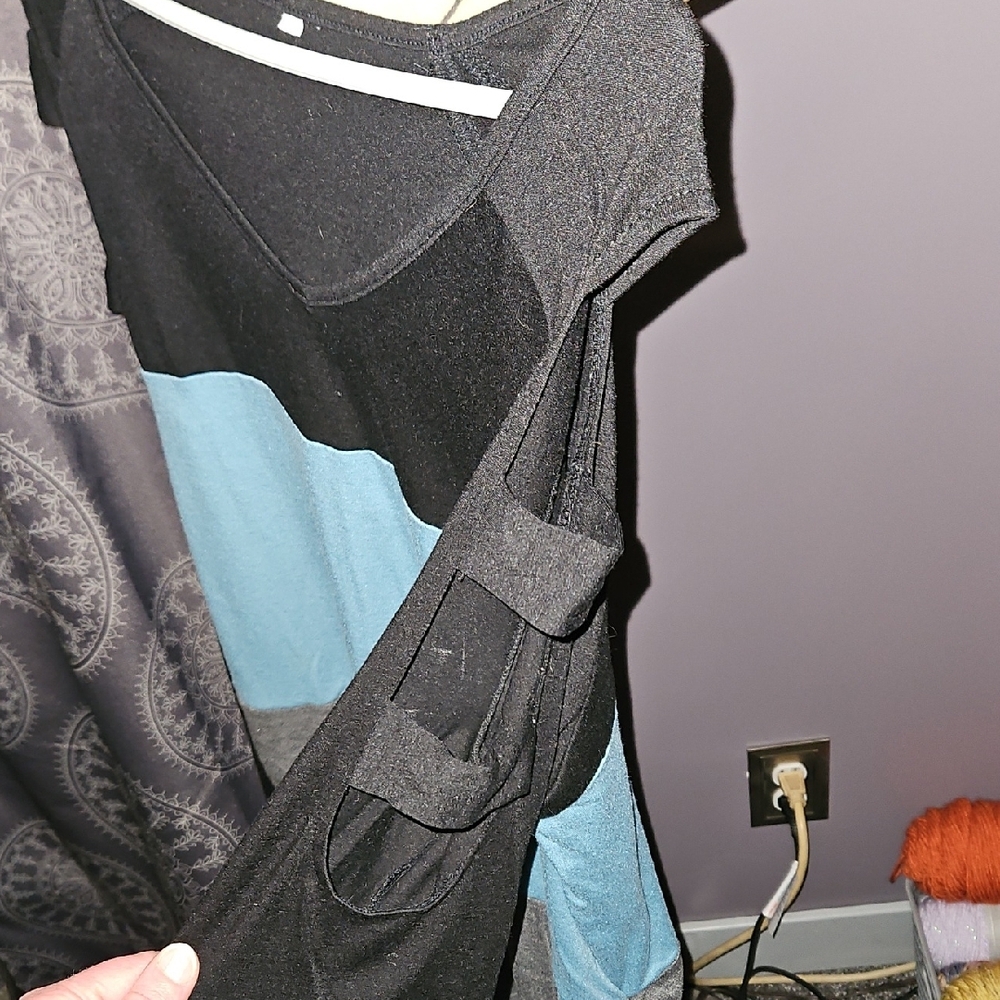 Colorblock V-Neck Top - Picture 2 of 2